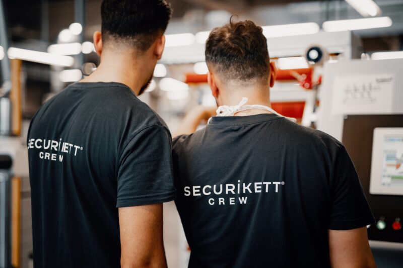 Securikett_employees_at_work